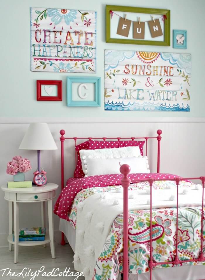 Trang trí phòng ngủ dễ thương đơn giản với màu hồng và xanh lá