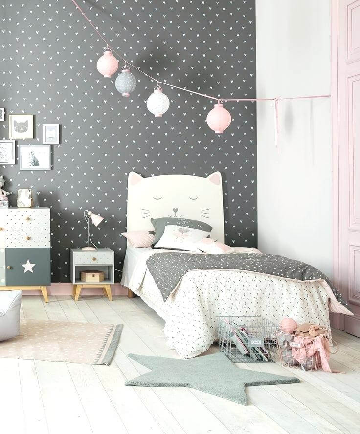 Phòng ngủ được trang trí dễ thương đơn giản với màu xanh lá cây và hồng
