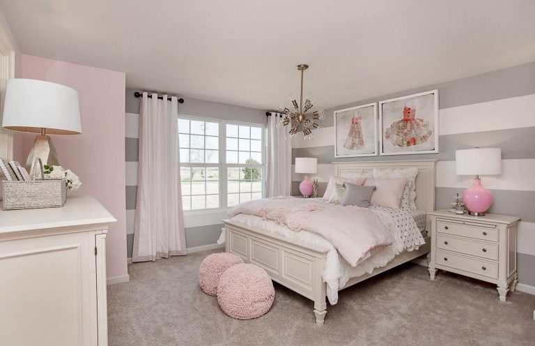 Phòng ngủ được trang trí dễ thương đơn giản cho bé gái