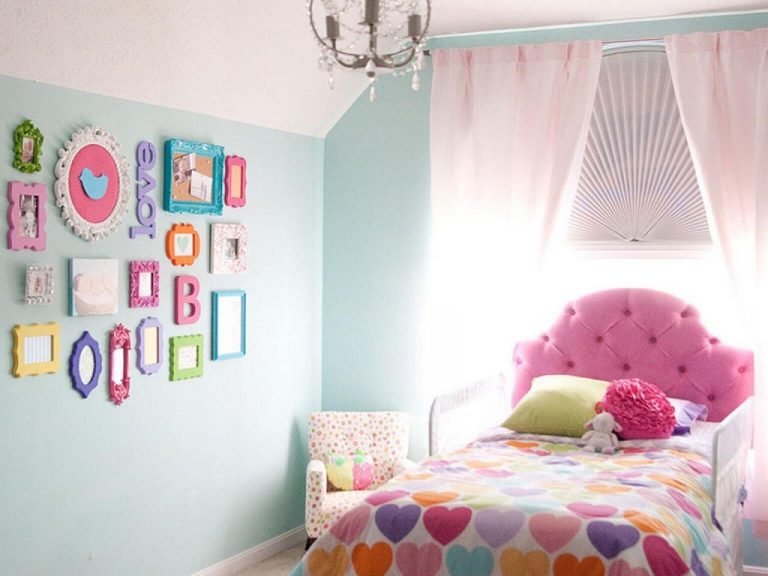 Phòng ngủ bé gái được trang trí dễ thương đơn giản với giường tầng