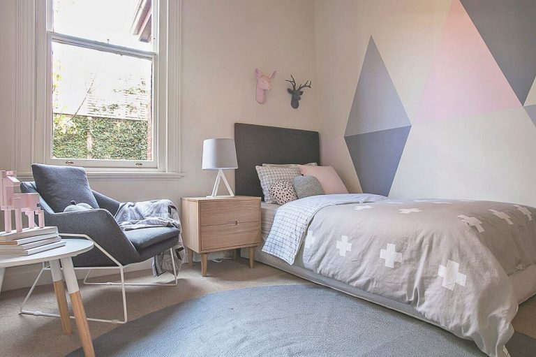Trang trí phòng ngủ dễ thương đơn giản với tông đỏ đậm