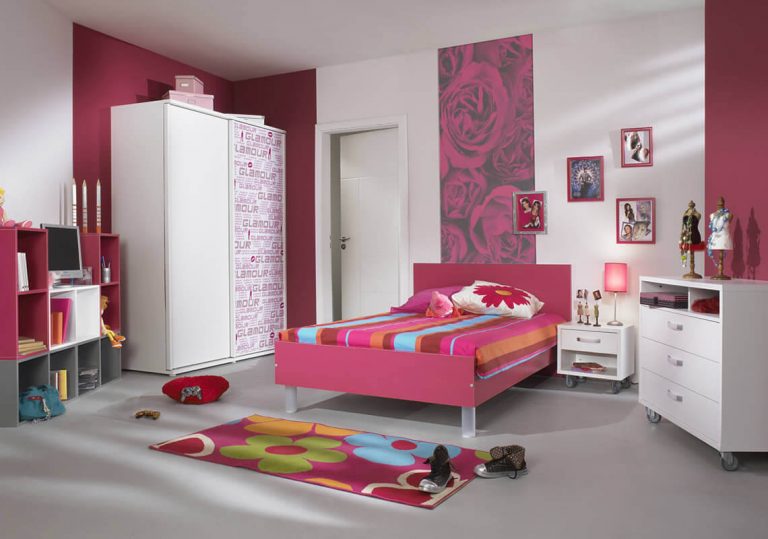Phòng ngủ dễ thương với màu vàng và hồng