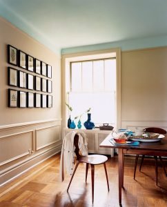 Lovely blue painted dining table #diningroompaintcolors #diningroompaintideas Lovely formal dining room ideas #diningroompaintcolors #diningroompaintideas