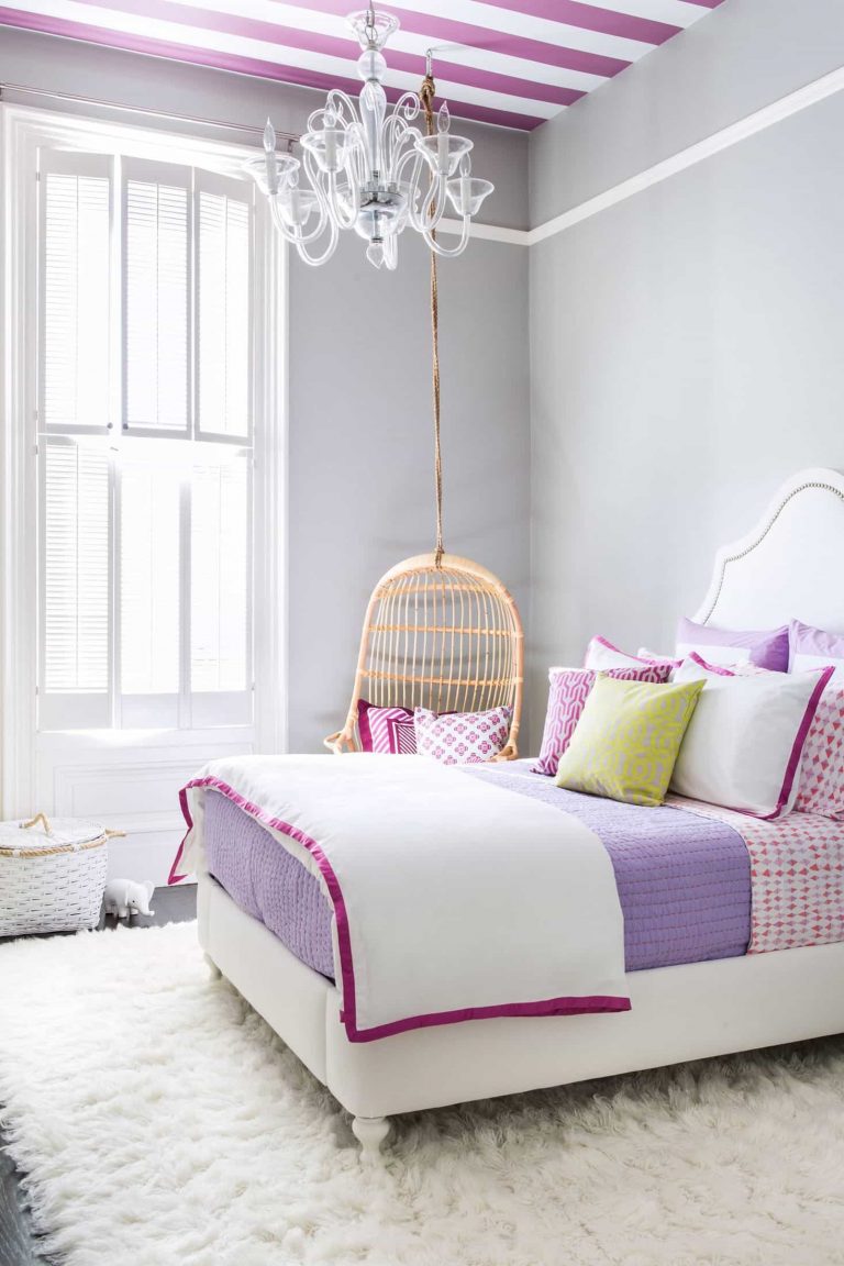 Phòng ngủ được trang trí dễ thương đơn giản với dán tường hình chim