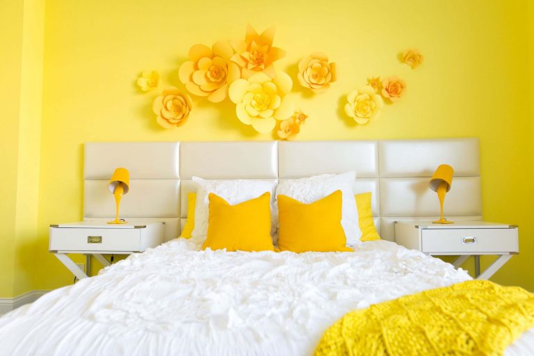 Phòng ngủ được trang trí dễ thương đơn giản với Màu vàng nhạt 