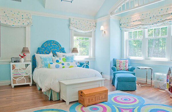 Trang trí phòng ngủ dễ thương đơn giản với nhứng con búp bê và đồ chơi