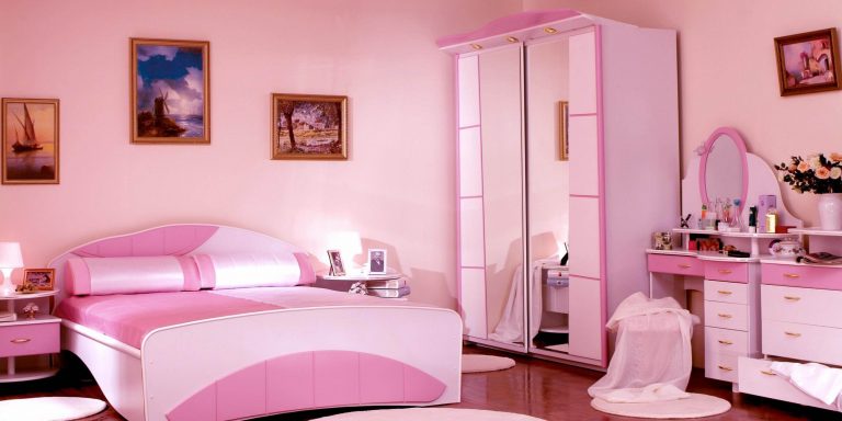 Phòng ngủ được trang trí dễ thương đơn giản với màu xám và hồng