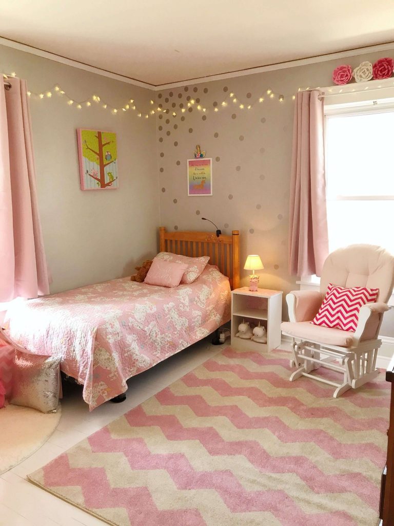 Phòng ngủ nhỏ được trang trí dễ thương đơn giản tông màu hồng