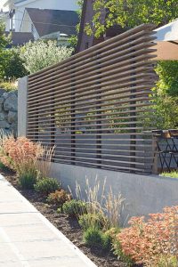 Brilliant wood fence styles #privacyfenceideas #gardenfence #woodenfenceideas Brilliant lowes vinyl fence #privacyfenceideas #gardenfence #woodenfenceideas