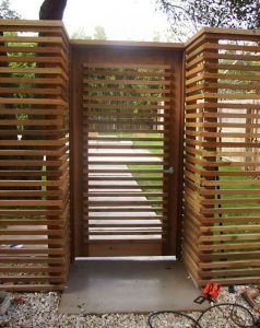 Staggering plastic fence panels #privacyfenceideas #gardenfence #woodenfenceideas Staggering wood privacy fence #privacyfenceideas #gardenfence #woodenfenceideas