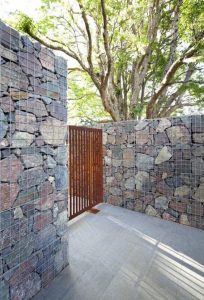 Striking backyard fence #privacyfenceideas #gardenfence #woodenfenceideas Striking chain link fence privacy screen #privacyfenceideas #gardenfence #woodenfenceideas