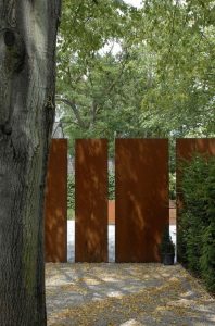Gorgeous privacy slats for chain link fence #privacyfenceideas #gardenfence #woodenfenceideas Gorgeous vinyl privacy fence #privacyfenceideas #gardenfence #woodenfenceideas