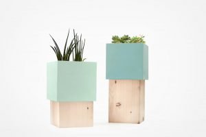 Staggering outdoor plant table #diyplantstandideas #plantstandideas #plantstand Staggering wire plant stand #diyplantstandideas #plantstandideas #plantstand
