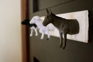 Sensational coat hanger #diyhatrack #hatrackideas #caprack #hanginghatrack Sensational diy hat rack #diyhatrack #hatrackideas #caprack #hanginghatrack